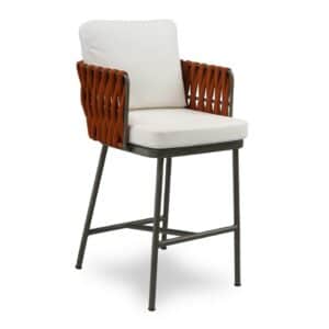 Banqueta Dakota elaborada com tricô náutico e estrutura de alumínio. O assento é em madeira cumarú.